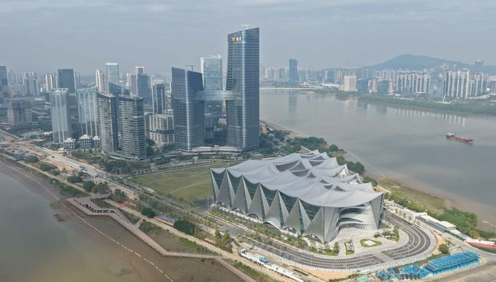 这是2025年12月11日拍摄的位于广州市南沙区明珠湾灵山岛尖的大湾区科学会堂(无人机照片)。新华社记者 邓华 摄