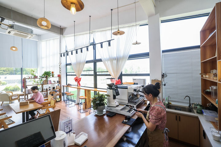 2025年8月27日在浙江省湖州市长兴县虹星桥镇宋高村稻香伴日营地内拍摄的咖啡屋。这是宋高村做优全域土地整治后的农文旅新尝试,集餐饮、旅游、农业和文化于一体。新华社记者 徐昱 摄