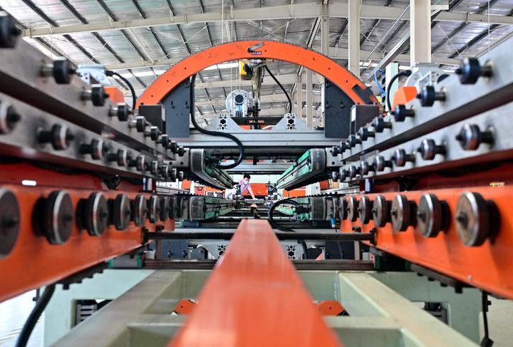 2025年6月18日,河北省唐山市芦台经济开发区一家采暖设备企业的工人在生产线上工作。新华社记者 杨世尧 摄