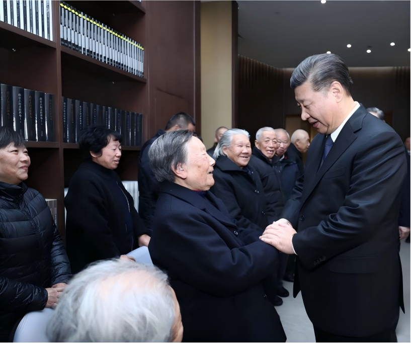 2017年12月13日,习近平总书记亲切会见南京大屠杀幸存者代表和为中国人民抗日战争胜利作出贡献的国际友人亲属代表。新华社记者 鞠鹏 摄