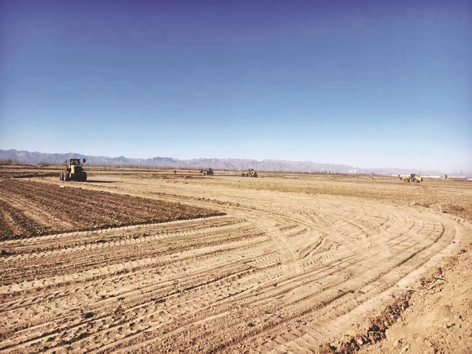 大型机械进行土地平整作业