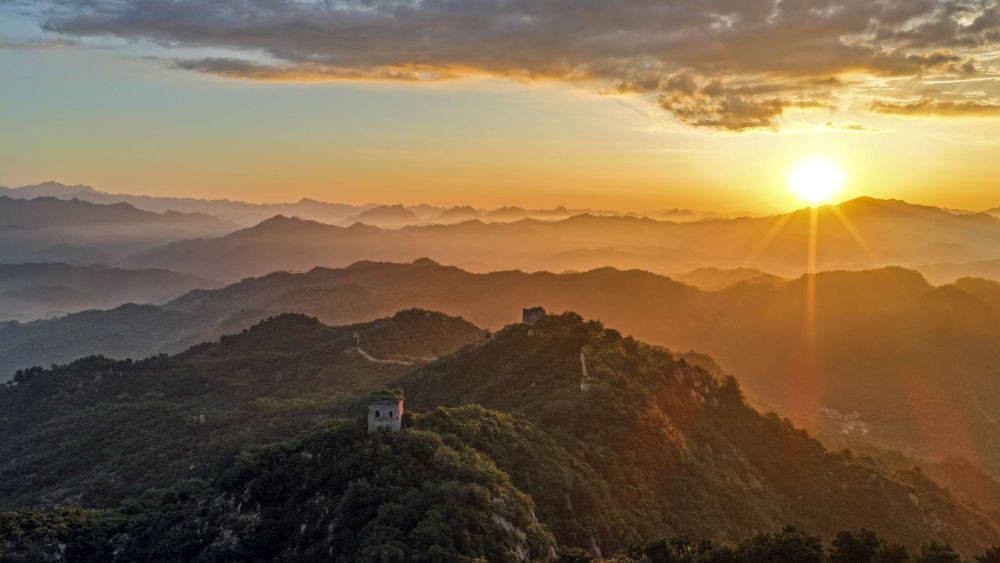 2025年8月7日,在河北省遵化市境内拍摄的古长城晨景(无人机照片)。新华社发(刘满仓摄)
