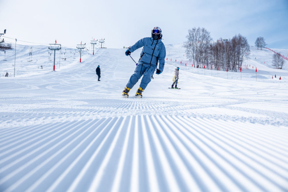 12月22日,滑雪爱好者在牙克石凤凰山滑雪场的专业雪道上飞驰。(吕昊俊 摄)