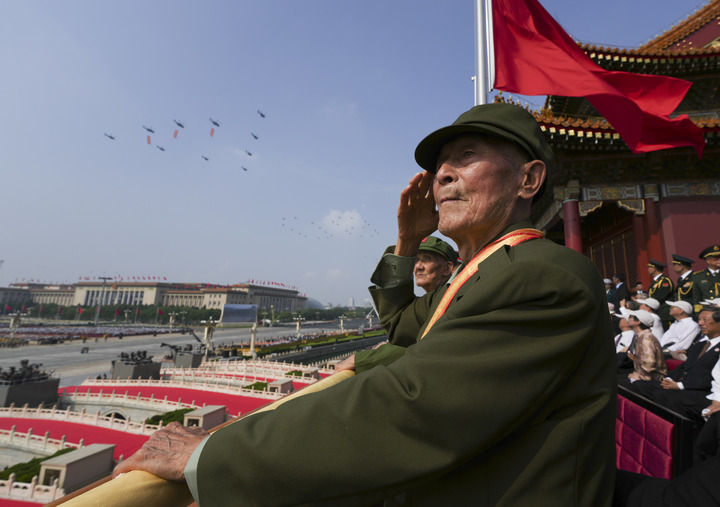 2025年9月3日,纪念中国人民抗日战争暨世界反法西斯战争胜利80周年大会在北京隆重举行。这是抗战老战士在天安门城楼上敬礼。新华社记者 才扬 摄