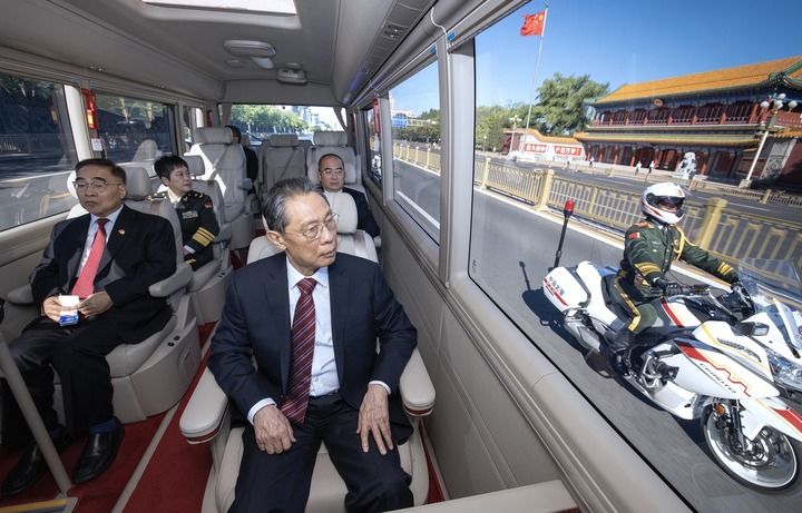 2020年9月8日上午,全国抗击新冠肺炎疫情表彰大会在北京人民大会堂隆重举行。这是国家勋章和国家荣誉称号获得者集体乘坐礼宾车从住地出发,由国宾护卫队护卫前往人民大会堂。新华社记者 刘彬 摄