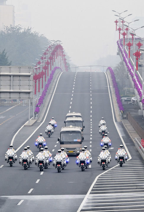 2024年9月29日,中华人民共和国国家勋章和国家荣誉称号颁授仪式在北京人民大会堂隆重举行。这是国家勋章和国家荣誉称号获得者集体乘坐礼宾车,由国宾护卫队护卫前往人民大会堂。新华社记者 高洁摄