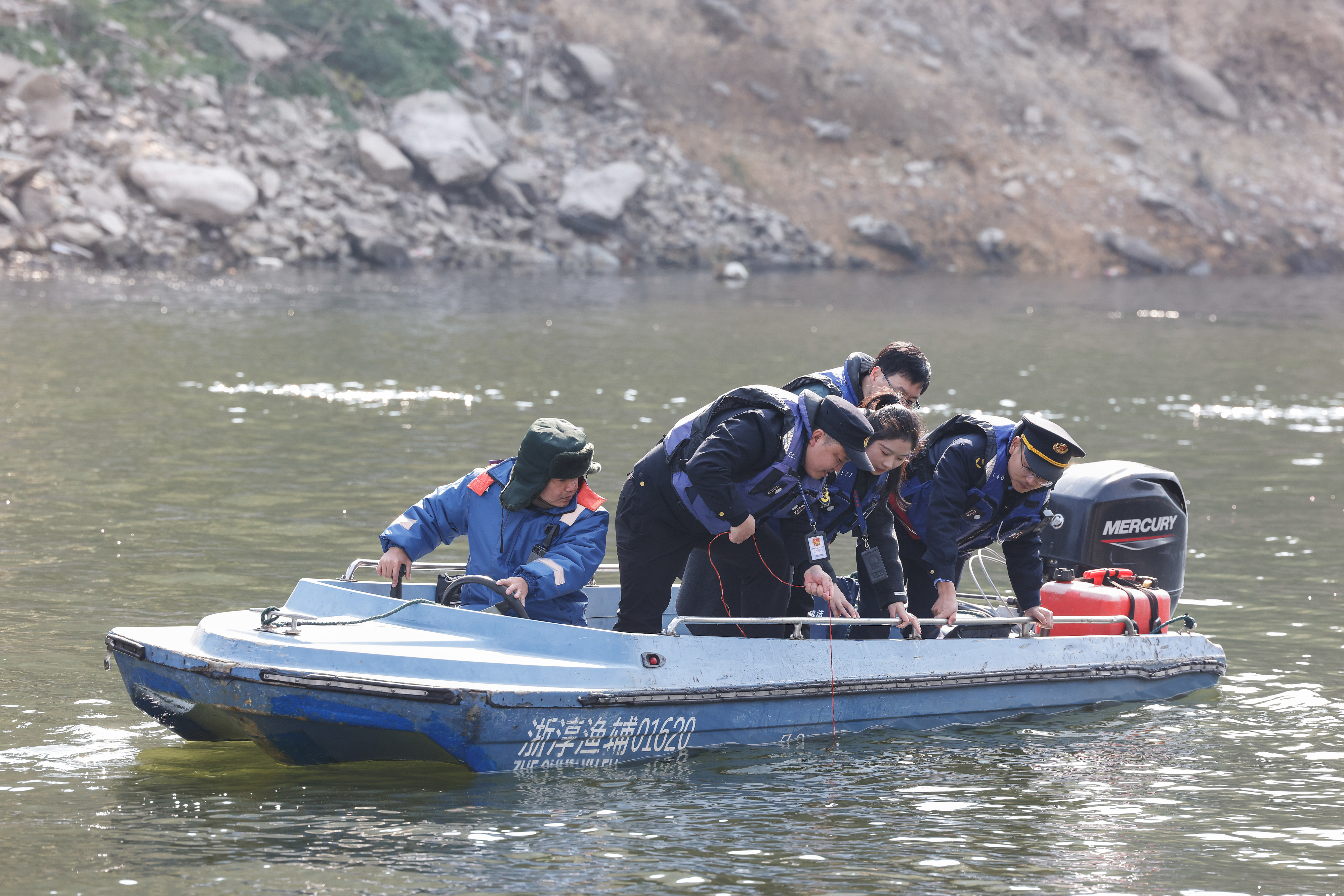 2025年12月4日,浙江杭州淳安县与安徽黄山歙县纪检监察干部及综合行政执法人员在浙皖交界处的新安江鸠坑口水域开展常态化巡河,共同保护渔业资源和水域生态环境。