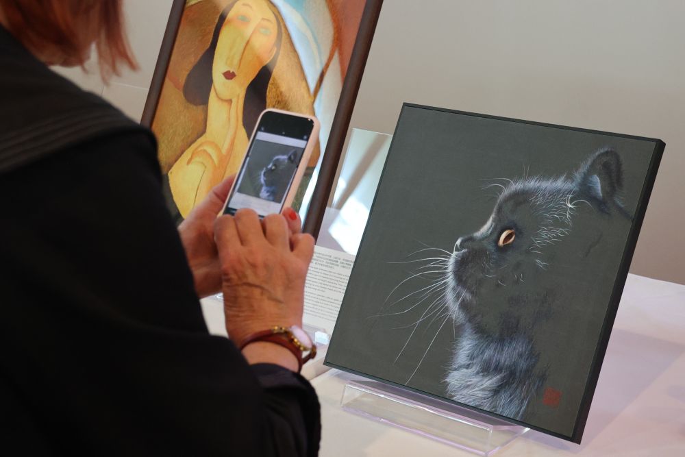 2025年9月4日,观众在法国巴黎中国文化中心参观《一针不多一针不少的苏绣》主题展时拍照留念。新华社记者 张百慧 摄