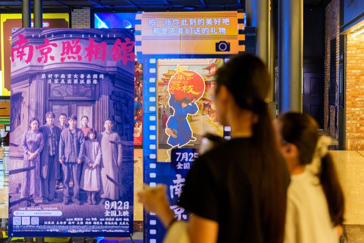 △2025年8月,江苏南京,观众在电影院等待入场。