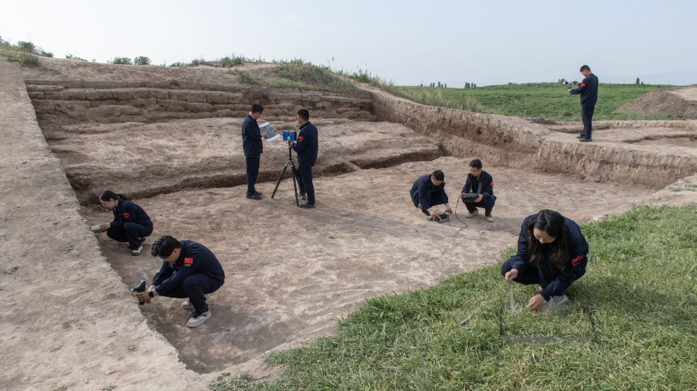2025年4月30日,敦煌研究院文物工作者在吉尔吉斯斯坦阿克·贝希姆(碎叶城)遗址开展现场保护勘查。(金良 摄)