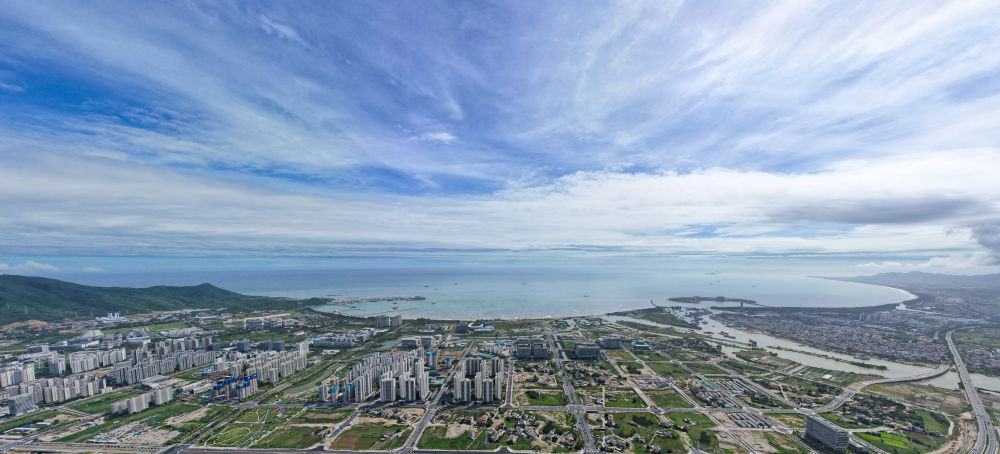 这是2025年7月28日拍摄的三亚崖州湾科技城(无人机照片)。新华社记者 杨冠宇 摄