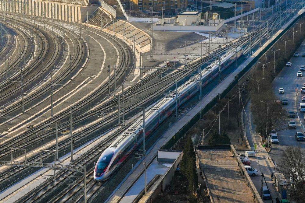 2025年12月26日,西延高铁首发列车从延安站驶出(无人机照片)。新华社发(刘一江 摄)