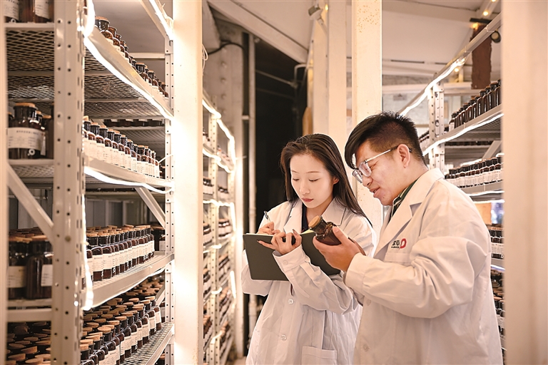 内蒙古呼和浩特市,科研人员在记录土壤样品数据。新华社发