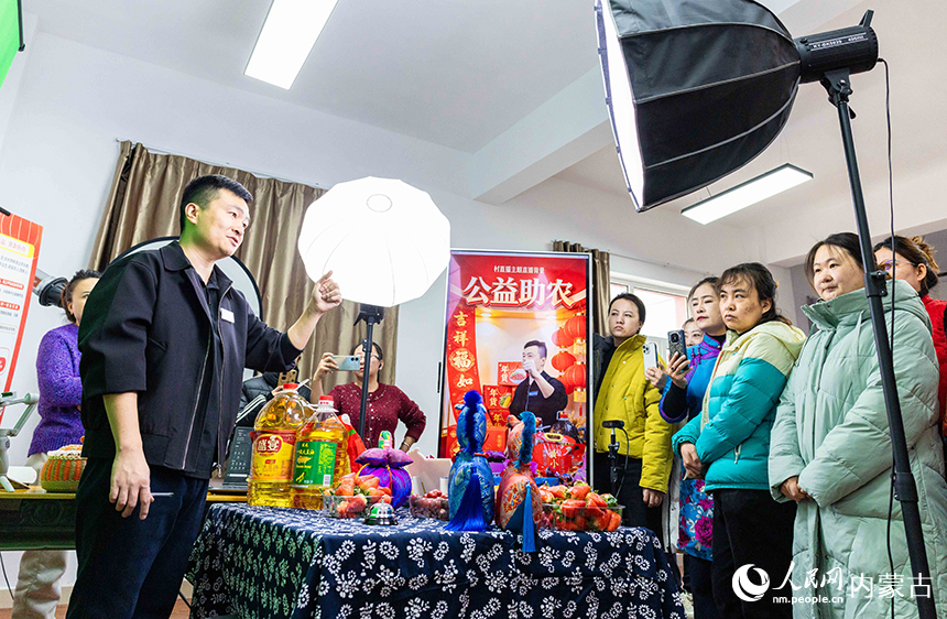 呼和浩特市玉泉区妇联“村播妇女小组”电商培训班上,学员在学习直播间的搭建与设备调试等相关知识。丁根厚摄