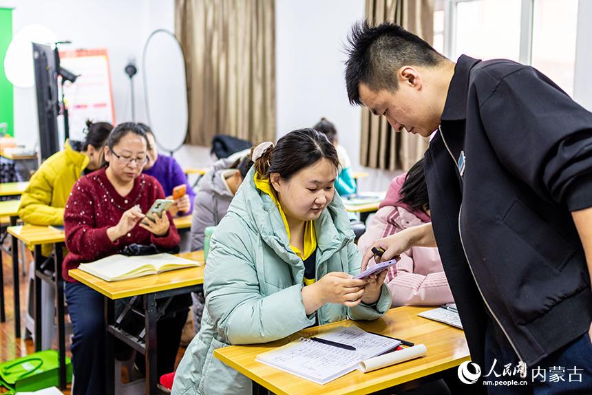 呼和浩特市玉泉区妇联“村播妇女小组”电商培训班上,学员在学习短视频后期编辑。丁根厚摄