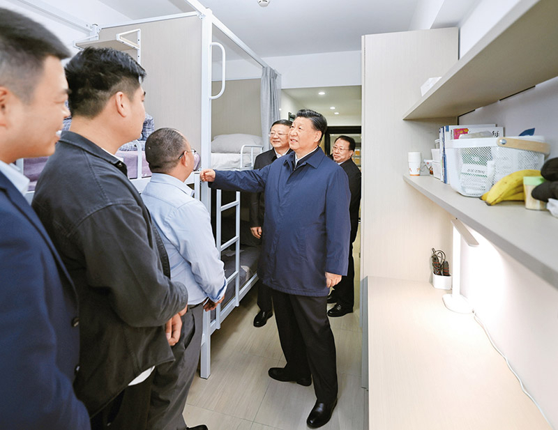 2023年11月28日至12月2日,中共中央总书记、国家主席、中央军委主席习近平在上海考察。这是11月29日下午,习近平在闵行区新时代城市建设者管理者之家考察时,在社区宿舍型出租房源租户的住房,了解在此居住的城市一线工作者的生活状况。 新华社记者 鞠鹏/摄