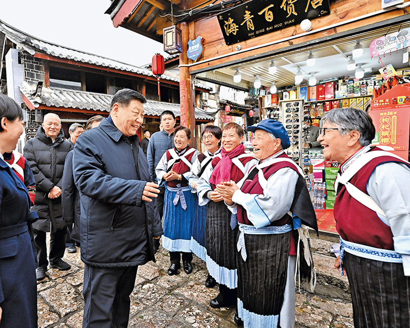 2025年3月19日至20日,中共中央总书记、国家主席、中央军委主席习近平在云南考察。这是19日下午,习近平在丽江古城考察时,与当地居民亲切交流。 新华社记者 燕雁/摄