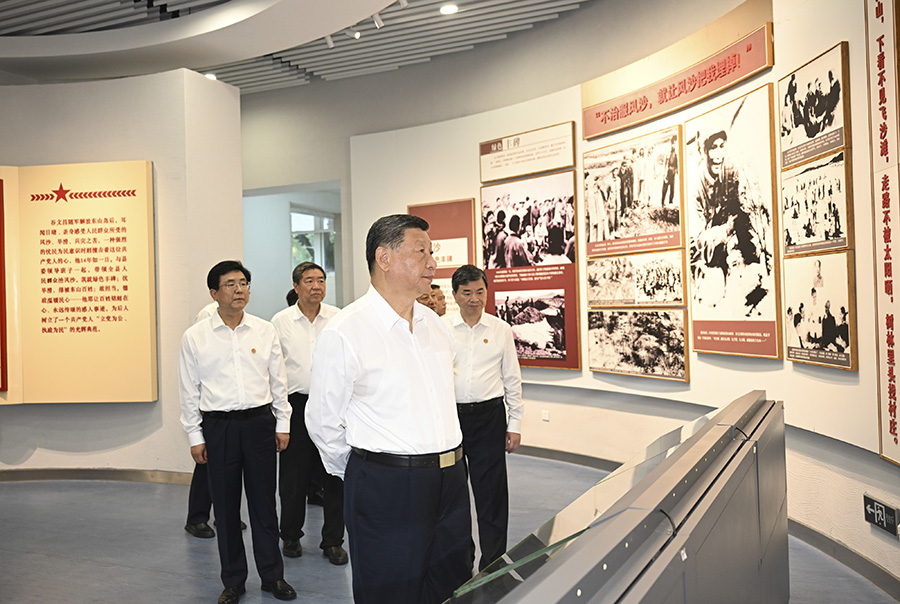 2024年10月15日至16日,中共中央总书记、国家主席、中央军委主席习近平在福建考察。这是15日下午,习近平在漳州市东山县谷文昌纪念馆考察。新华社记者谢环驰摄