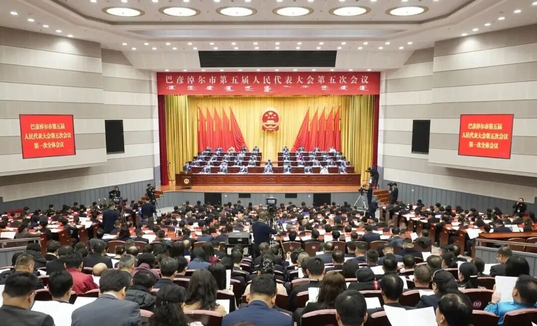 1月22日上午9时,巴彦淖尔市第五届人民代表大会第五次会议在临河开幕。 f3d2e53106a10b42c425bbdda8775041.jpg