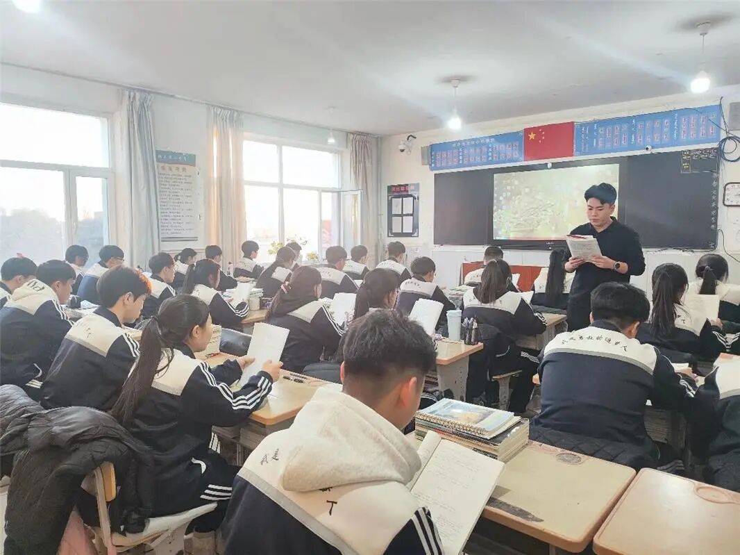 音德尔第二中学语文课堂上学生聆听教师授课。