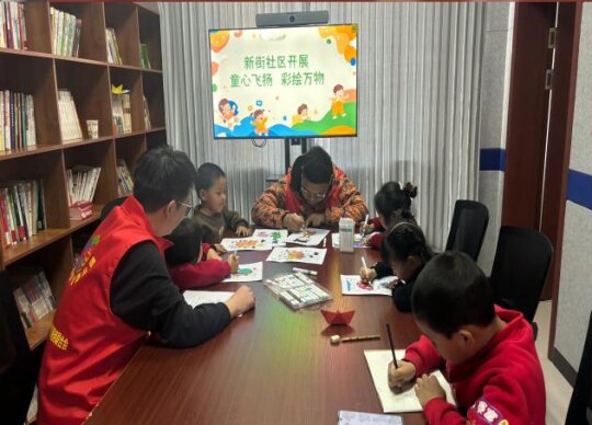 志愿者辅导孩子写作业