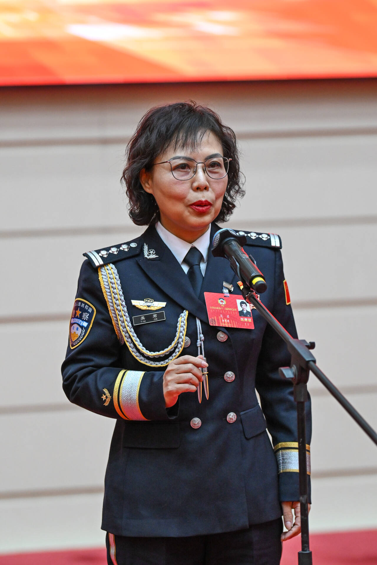 英君,自治区政协委员、内蒙古警察学院教授。草原云记者 王磊 摄 c3e9ff42f8e5064fa33ab9a15b48cb10_720.jpg