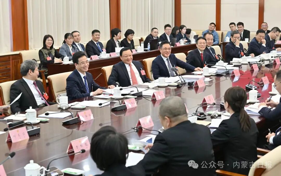 2月4日,自治区党委书记、人大常委会主任王伟中参加他所在的自治区十四届人大五次会议呼和浩特市代表团审议。草原云·内蒙古新闻网记者 马建兵 摄
