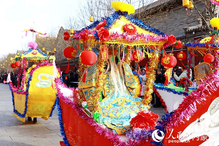 传统社火表演跑旱船。实习生 牛子萌摄