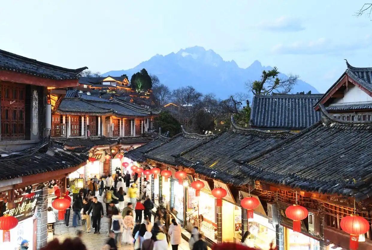 △2026年2月14日,游客在云南丽江古城游玩。