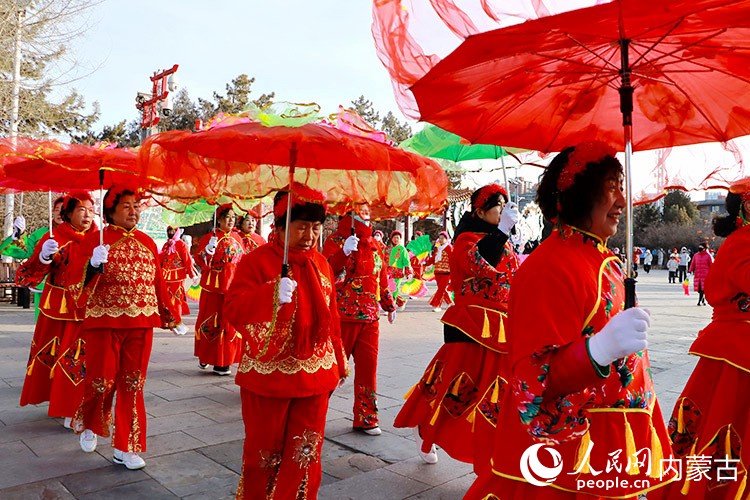 秧歌表演拉开呼和浩特新春庙会序幕。实习生 牛子萌摄