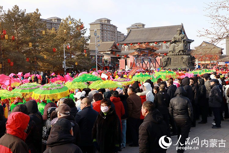 社火表演现场人山人海。实习生 牛子萌摄