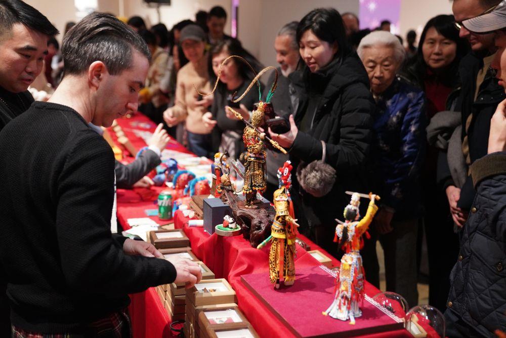 △2026年2月,在美国纽约举行的“中国味道”春节文化活动上,人们观赏面塑作品。