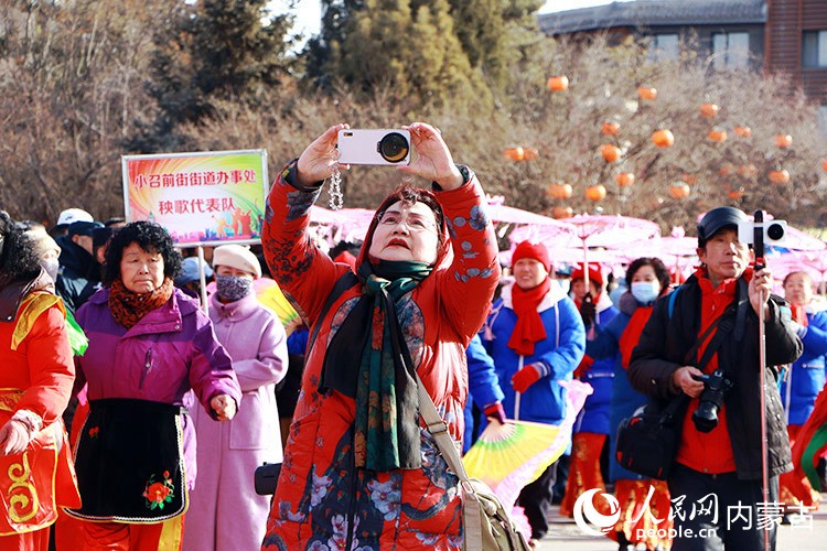 现场群众用镜头记录马年新春庙会的盛况。实习生 牛子萌摄
