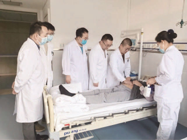 李华(右二)团队查房