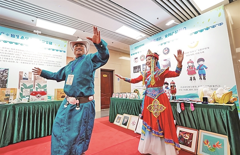 在北京举办的扎赉特好物“京蒙”嘉年华上,工作人员在展示民族舞蹈。新华社发