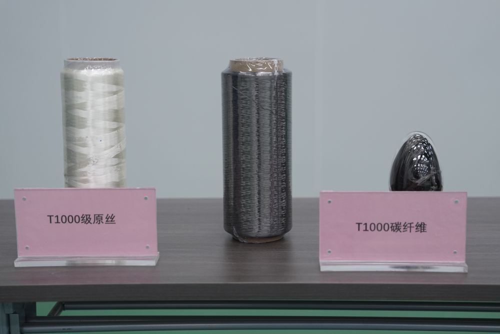 图为T1000级原丝和T1000碳纤维。(中国科学院山西煤炭化学研究所供图)