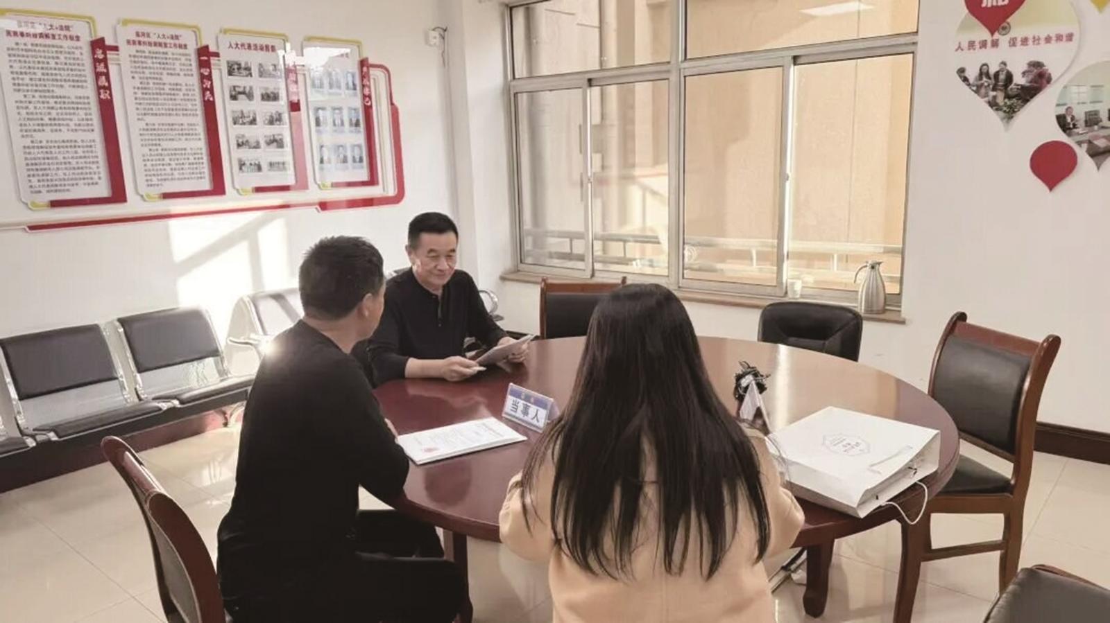 银发调解员调解现场