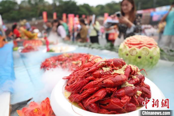 资料图:盱眙小龙虾吸引民众目光。中新社记者 泱波 摄