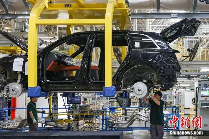 资料图:位于江苏常州的理想汽车智能制造基地生产车间内的忙碌景象。 中新社记者 泱波 摄