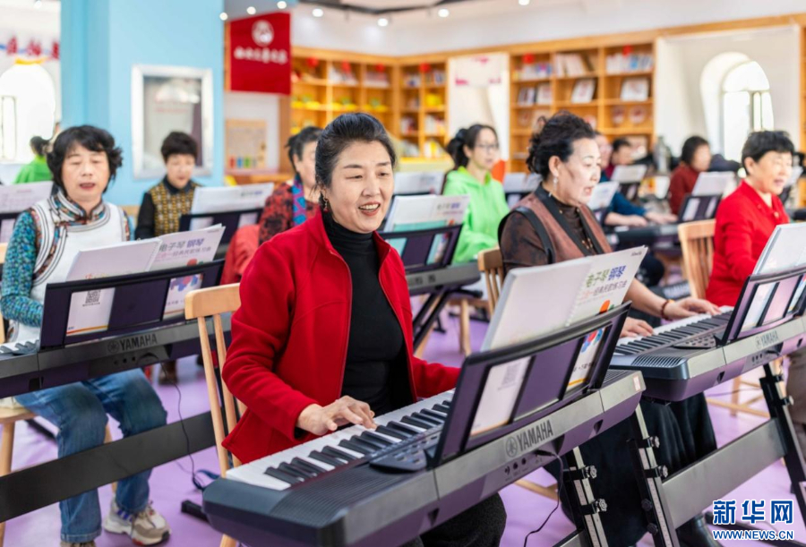 老年学员在呼和浩特市玉泉区老年大学学习电子琴演奏。新华网发(丁根厚 摄)