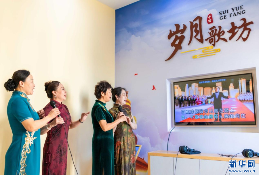 老年学员在呼和浩特市玉泉区老年大学“岁月歌坊”内练习唱歌。新华网发(丁根厚 摄)
