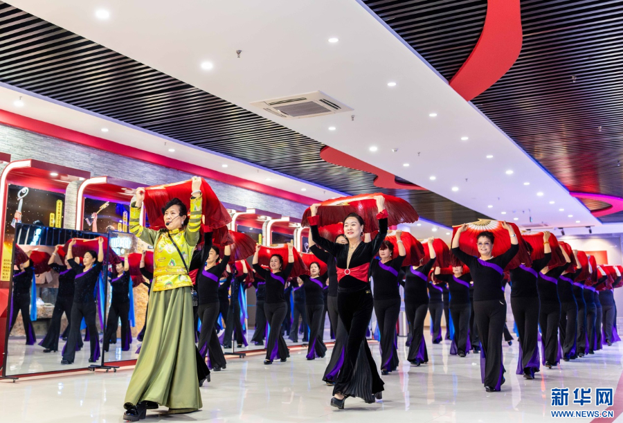 老年学员在呼和浩特市玉泉区老年大学形体课上练习。新华网发(丁根厚 摄)