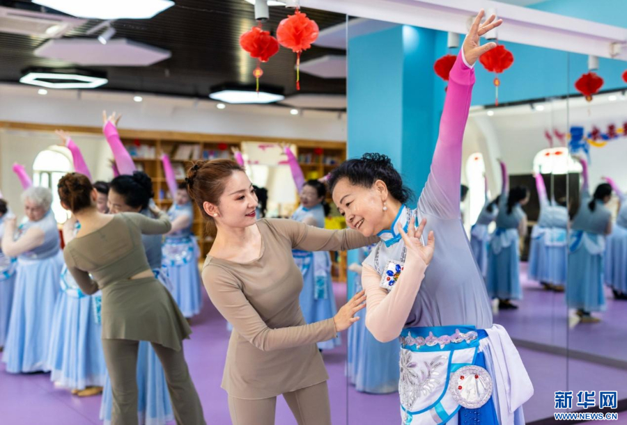 老年学员在呼和浩特市玉泉区老年大学民族舞课上学习。新华网发(丁根厚 摄)