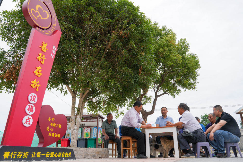 2025年6月12日,在江苏省宝应县广洋湖镇西溪村,当地党群服务中心的工作人员组织村民进行议事会。新华社记者 李博 摄