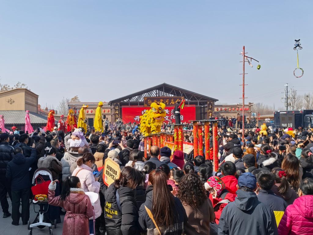 内蒙古黄河开河观凌文化周启幕当天的民俗展演。新华社记者 贺书琛 摄