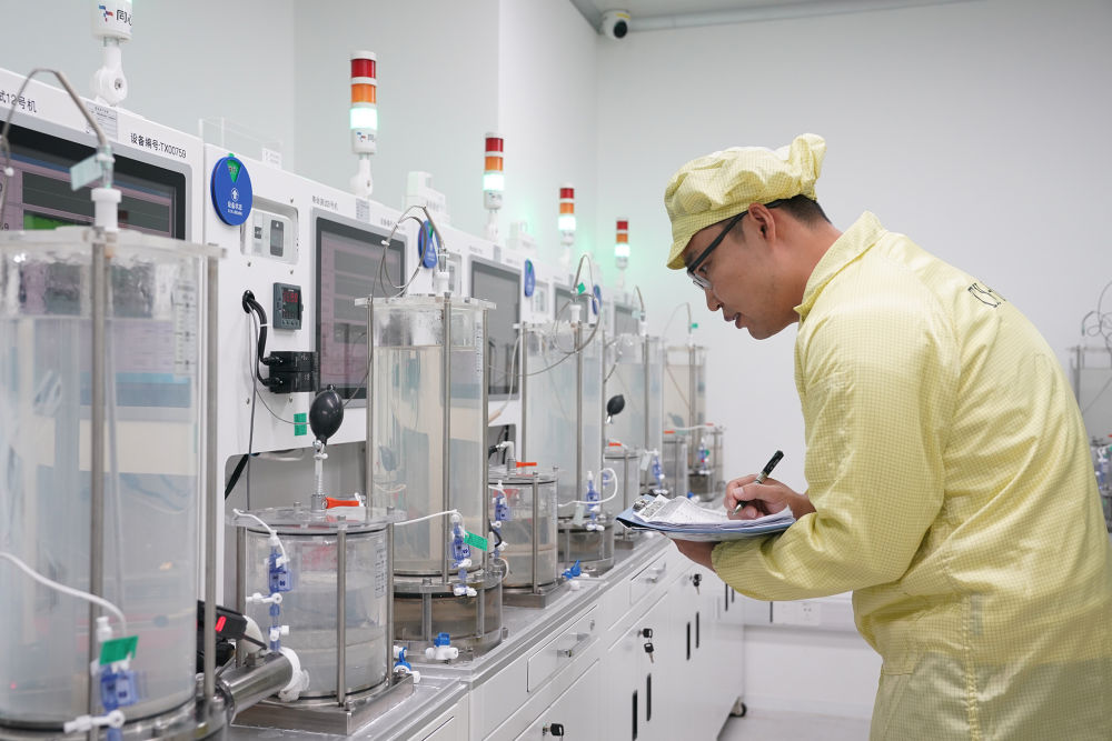 2025年11月19日,在苏州同心医疗科技股份有限公司,研发工程师在记录人工心脏血泵的寿命测试数据。新华社发(陈雨禾摄)