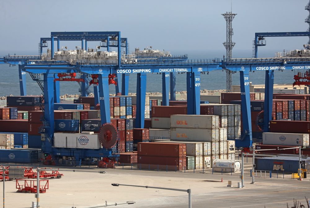 这是2025年10月7日拍摄的秘鲁钱凯港码头摆放的集装箱。位于秘鲁首都利马以北约80公里的钱凯港于2024年11月正式开港,标志着中秘共建“一带一路”取得新的重要成果。新华社发(玛丽安娜·巴索 摄)