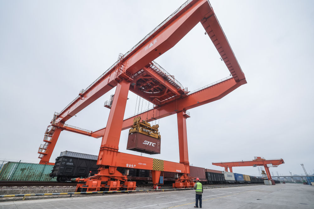 2026年1月30日,在浙江义乌铁路口岸,一列载着红酒、葵花籽油、气泡水等进口商品的中欧班列回程班列在卸货。新华社记者 徐昱 摄