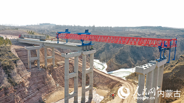近日，内蒙古“四横十二纵”综合立体交通主骨架中的S26纳日松至长滩（龙口）高速公路石兰会沟大桥T梁顺利完成架设。自治区交通运输厅供图