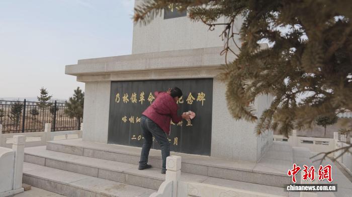 图为段宝祥擦拭烈士纪念碑。李艳红 摄